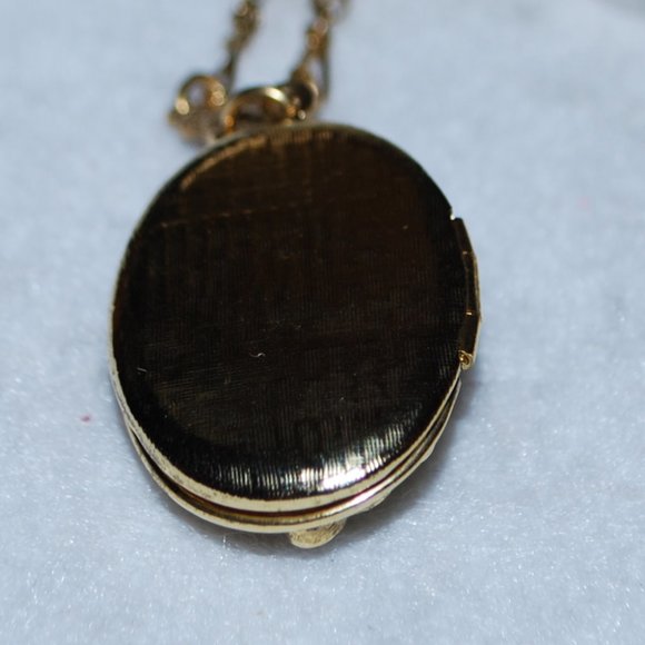Gorgeous Floral Locket on Super Feminine Chain - Picture 8 of 8